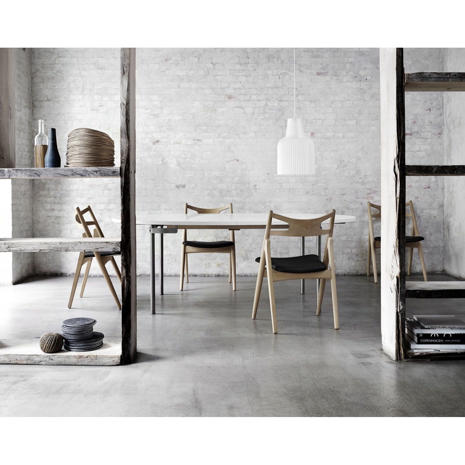 Carl Hansen CH29 P Sawbuck stol, olieret eg/sort læder