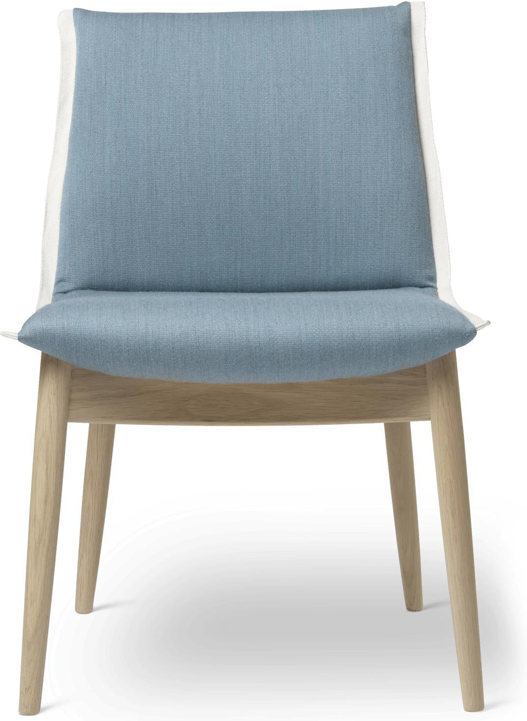 卡尔·汉森（Carl Hansen）E004拥抱椅子，白油橡木，浅蓝色面料