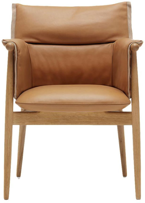 Carl Hansen E005 Umarmung Sessel, geölte Eiche/braunes Leder