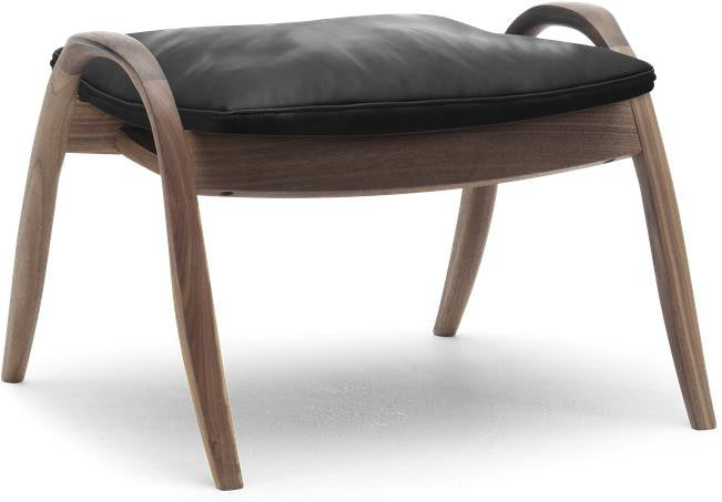 Carl Hansen FH430 Undirskrift fótstóls, olíað valhnetu/svart leður