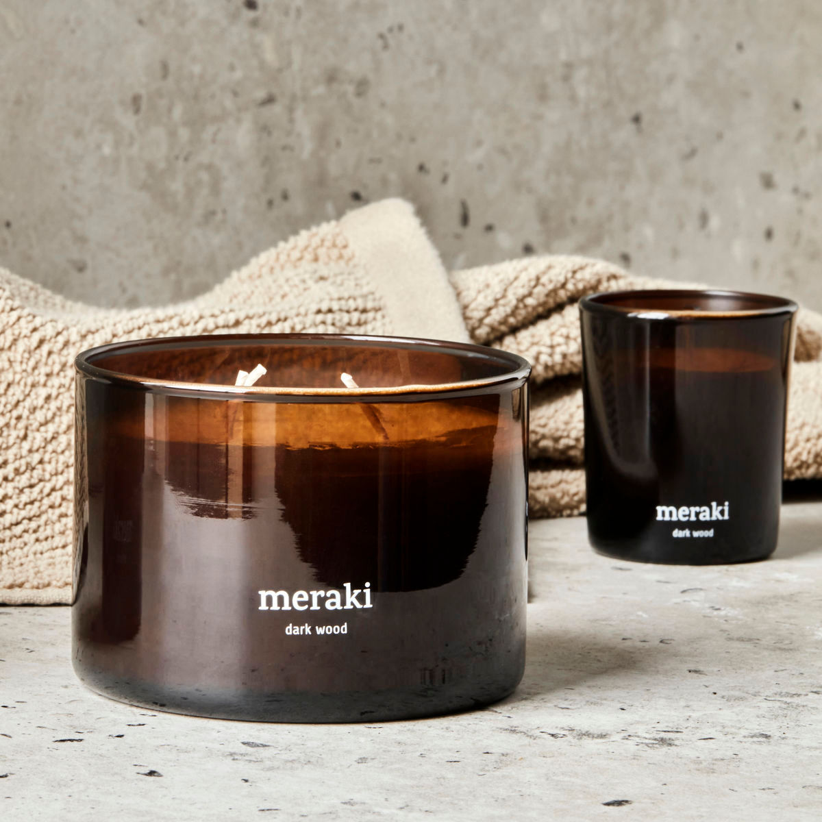 Vela perfumada de Meraki, madera oscura