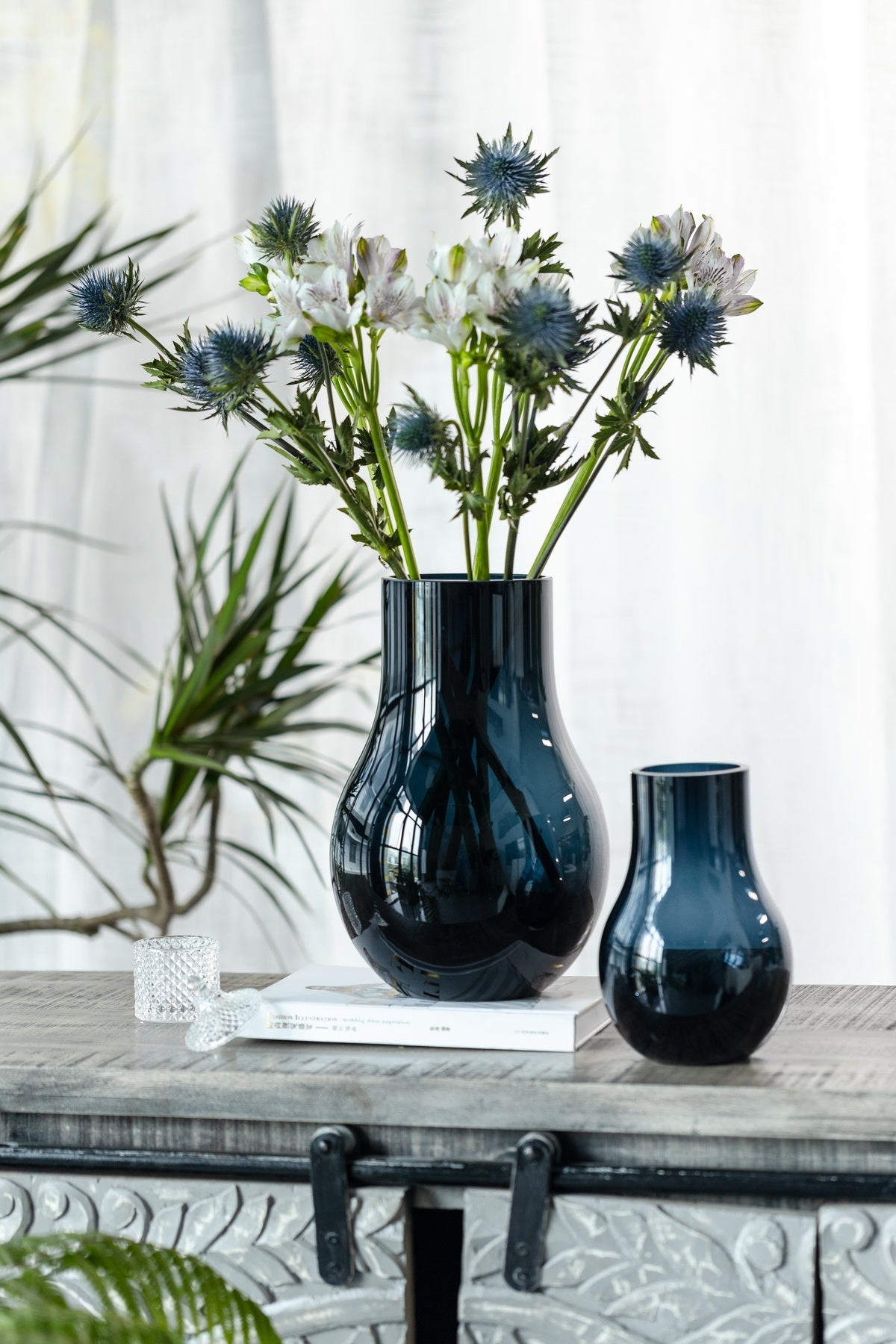 Vase élégant moderne en verre de qualité bleu profond, Davos10