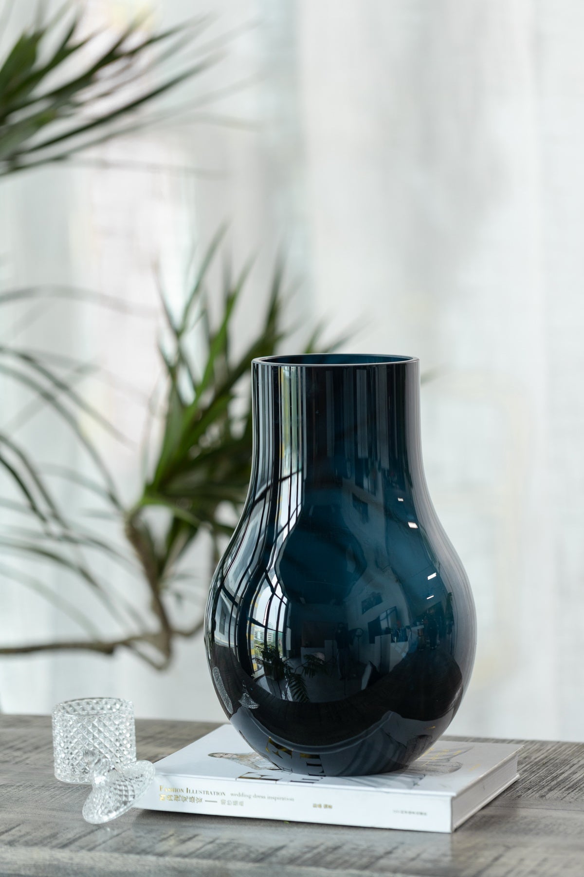 Vase élégant moderne en verre de qualité bleu profond, Davos10