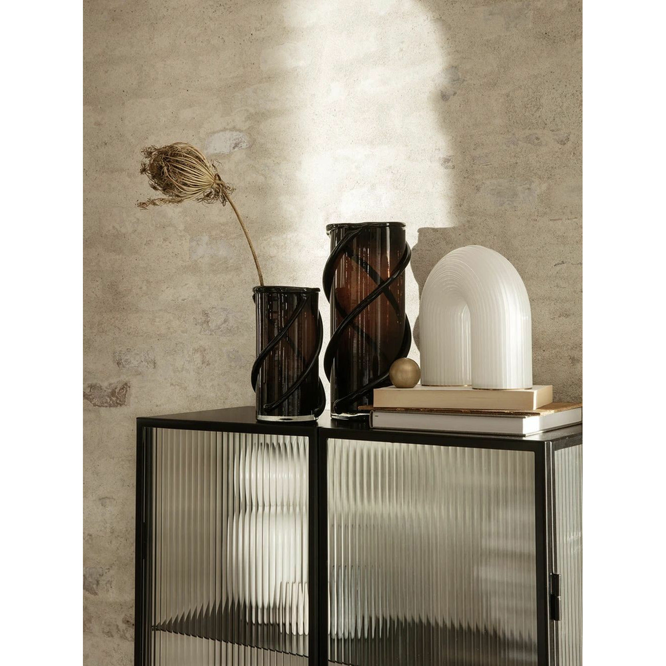 Ferm Living Entwine Vase klein, dunkel bernsteinfarben