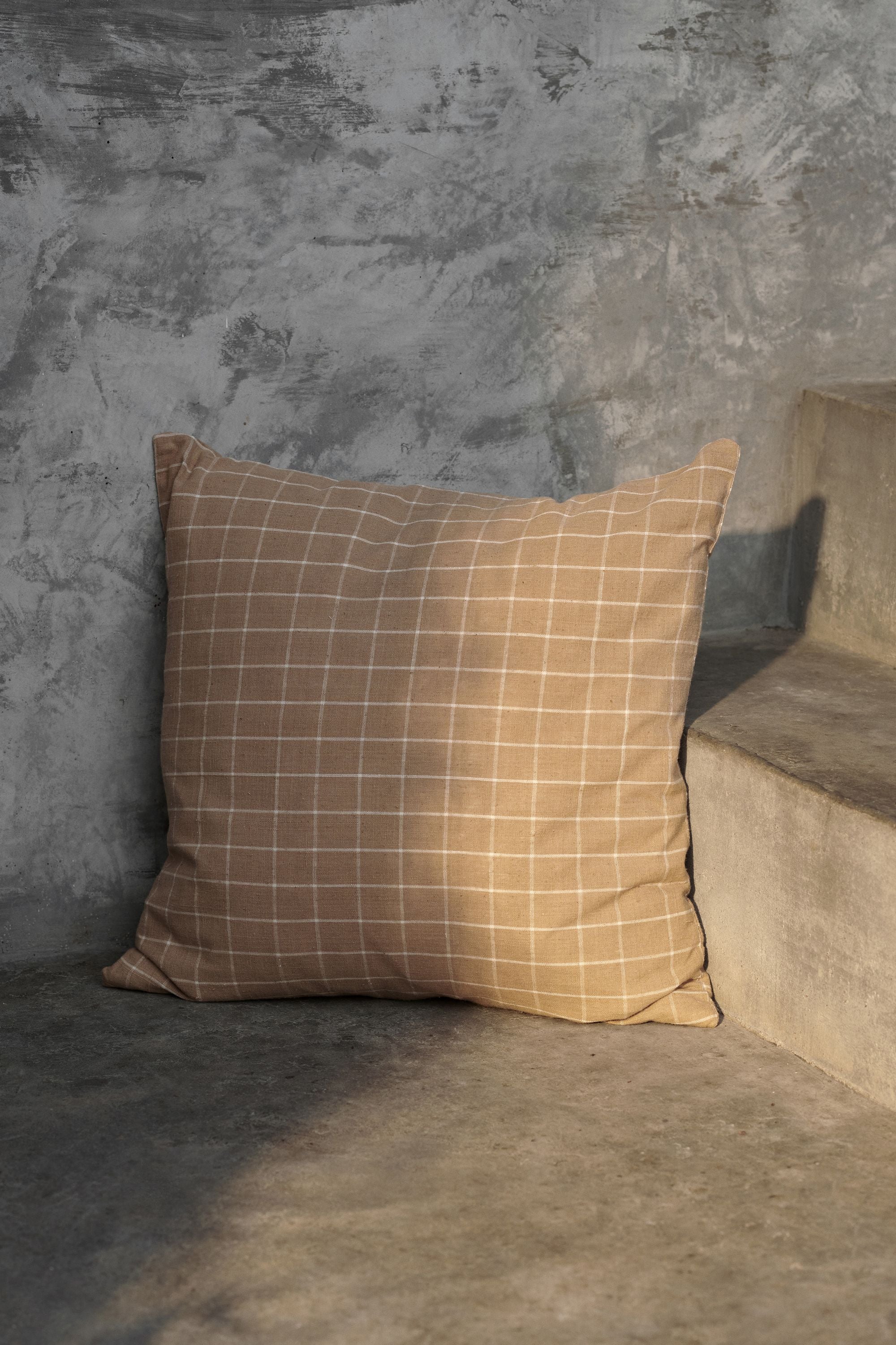 Ferm Living Coussin en coton brun, chèque