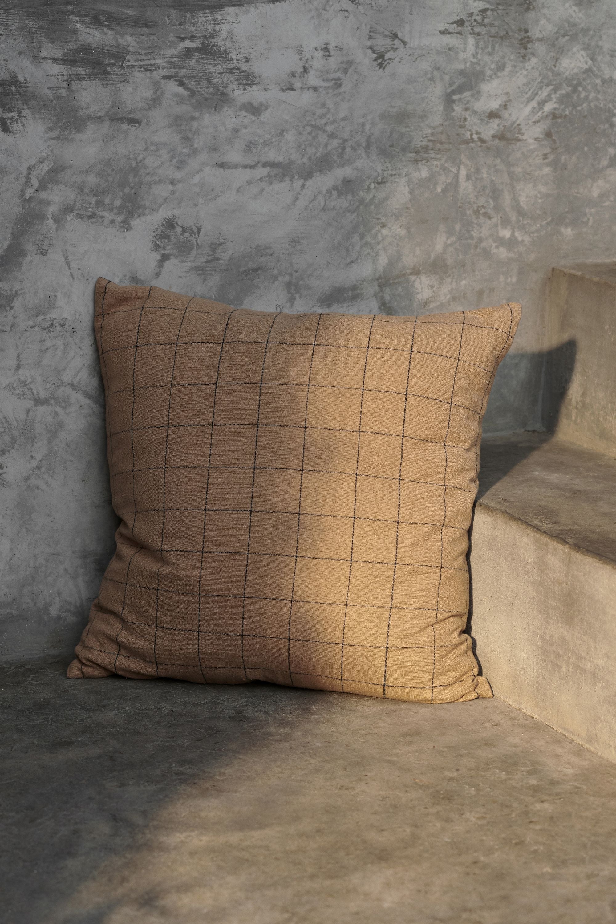 Ferm Living Coussin en coton brun, grille