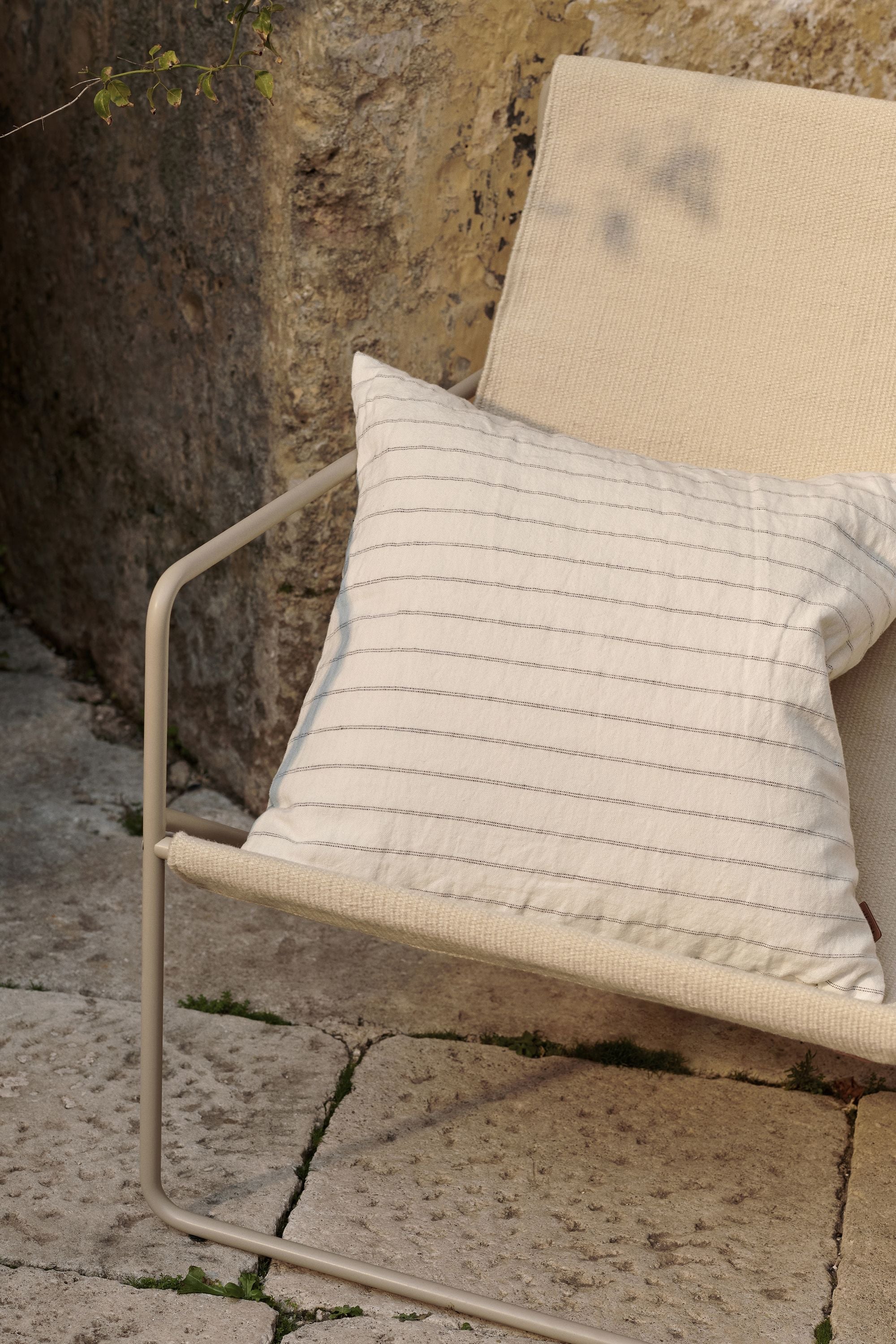 Ferm Living Grand Cushion, van wit/chocolade