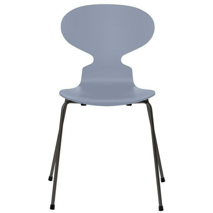 Fritz Hansen Ant sedia laccata azzurra di lavanda, base di grafite calda