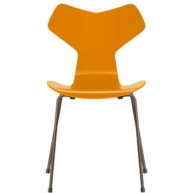 Fritz Hansen Grand Prix sedia laccata con guscio giallo bruciato, base di bronzo marrone