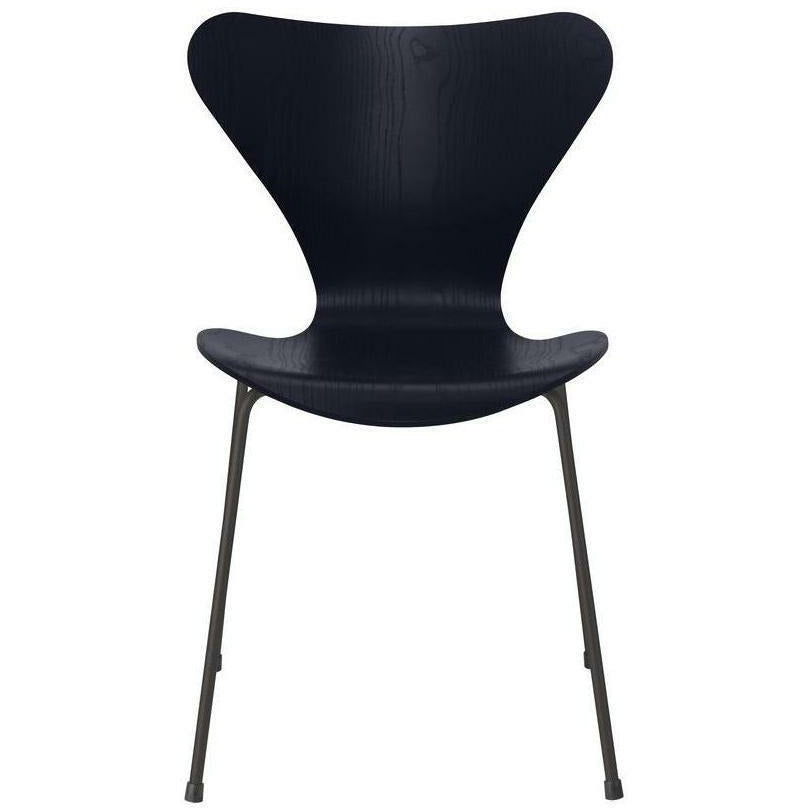 Fritz Hansen Serie 7 Stuhl Farbige Esche Mitternachtsblaue Schale, Fußkreuz Warm Graphit