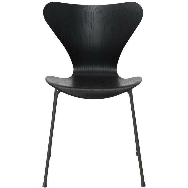 Fritz Hansen Series 7 sedia tinta di cenere con guscio nero, base di grafite calda