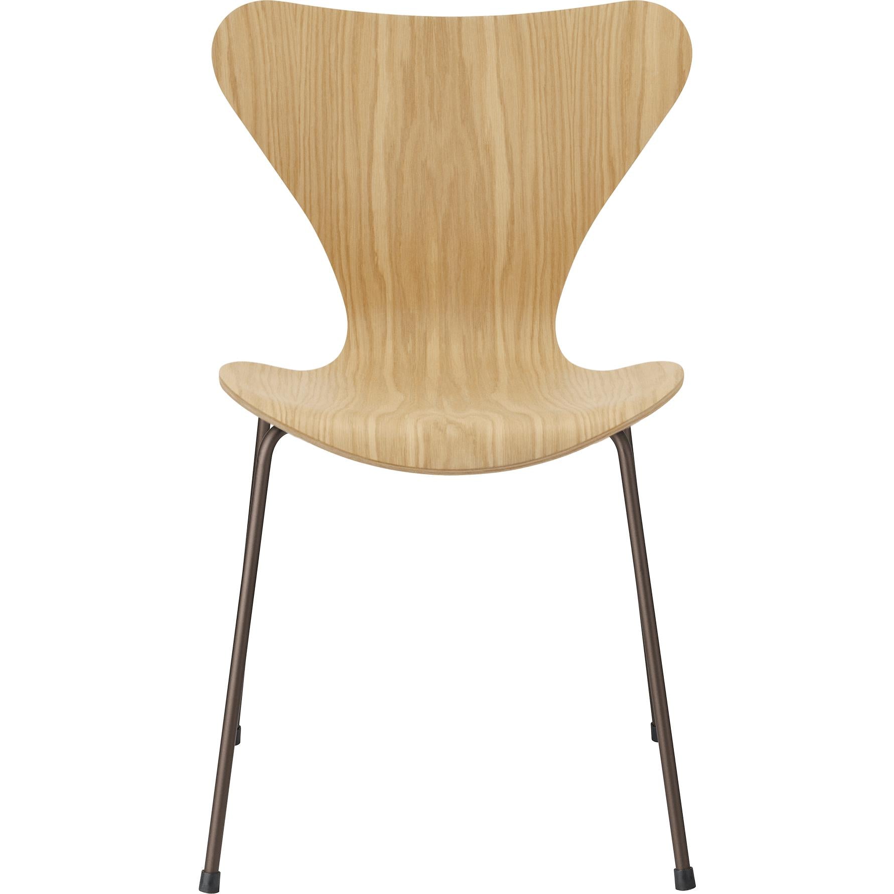 Fritz Hansen Series 7 sedia impiallacciata in quercia, base di bronzo marrone