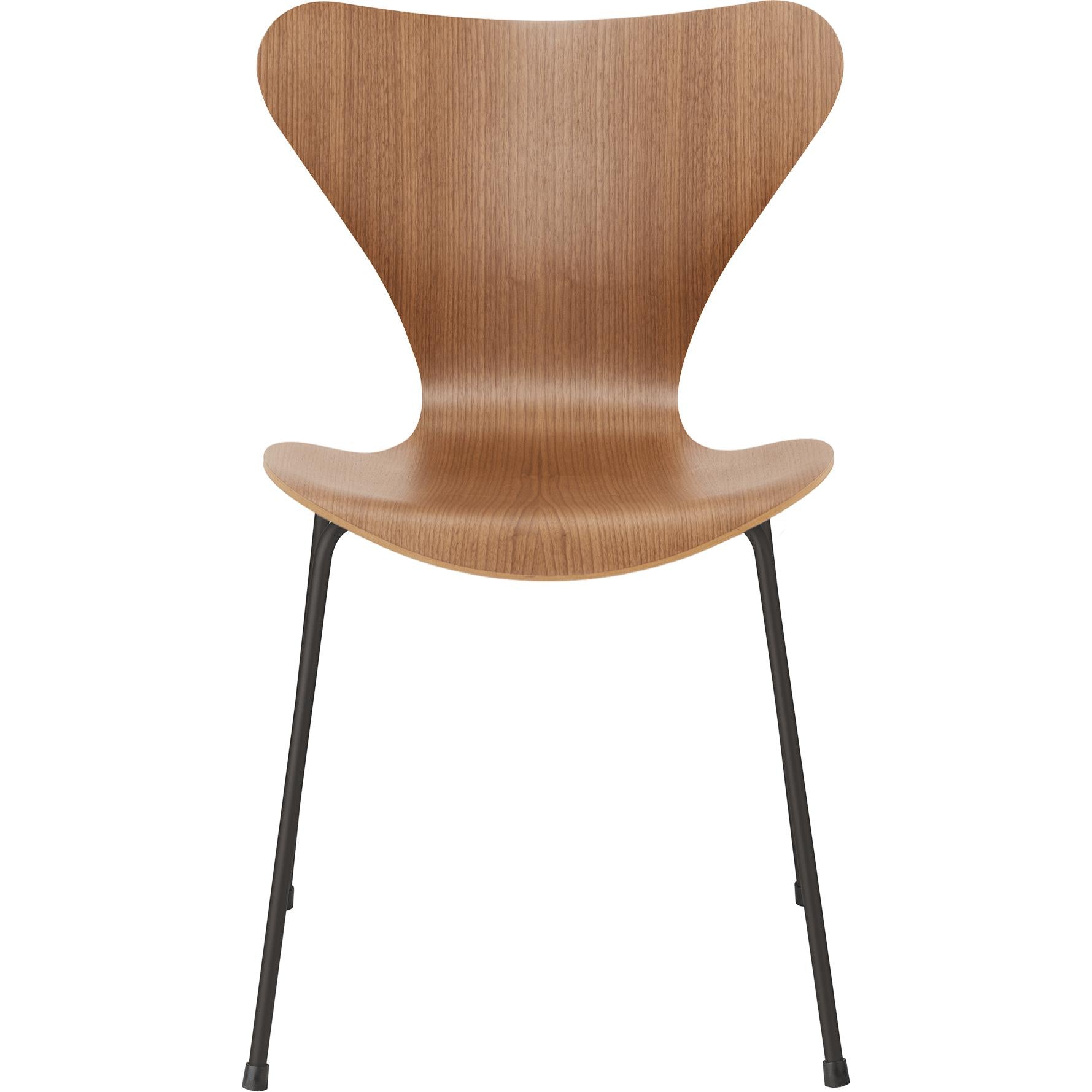 Fritz Hansen Series 7 sedia a impiallacciatura in noce guscio, base di grafite calda