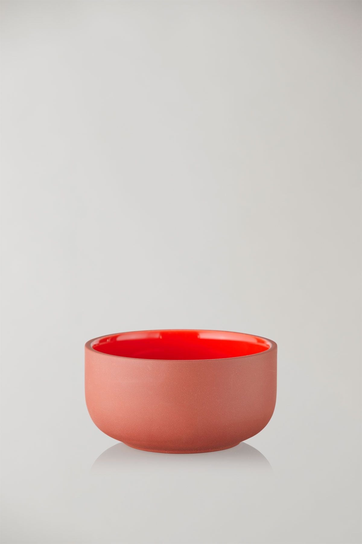 Studio sul set di argillose di 2 ciotole, terracotta/rosso