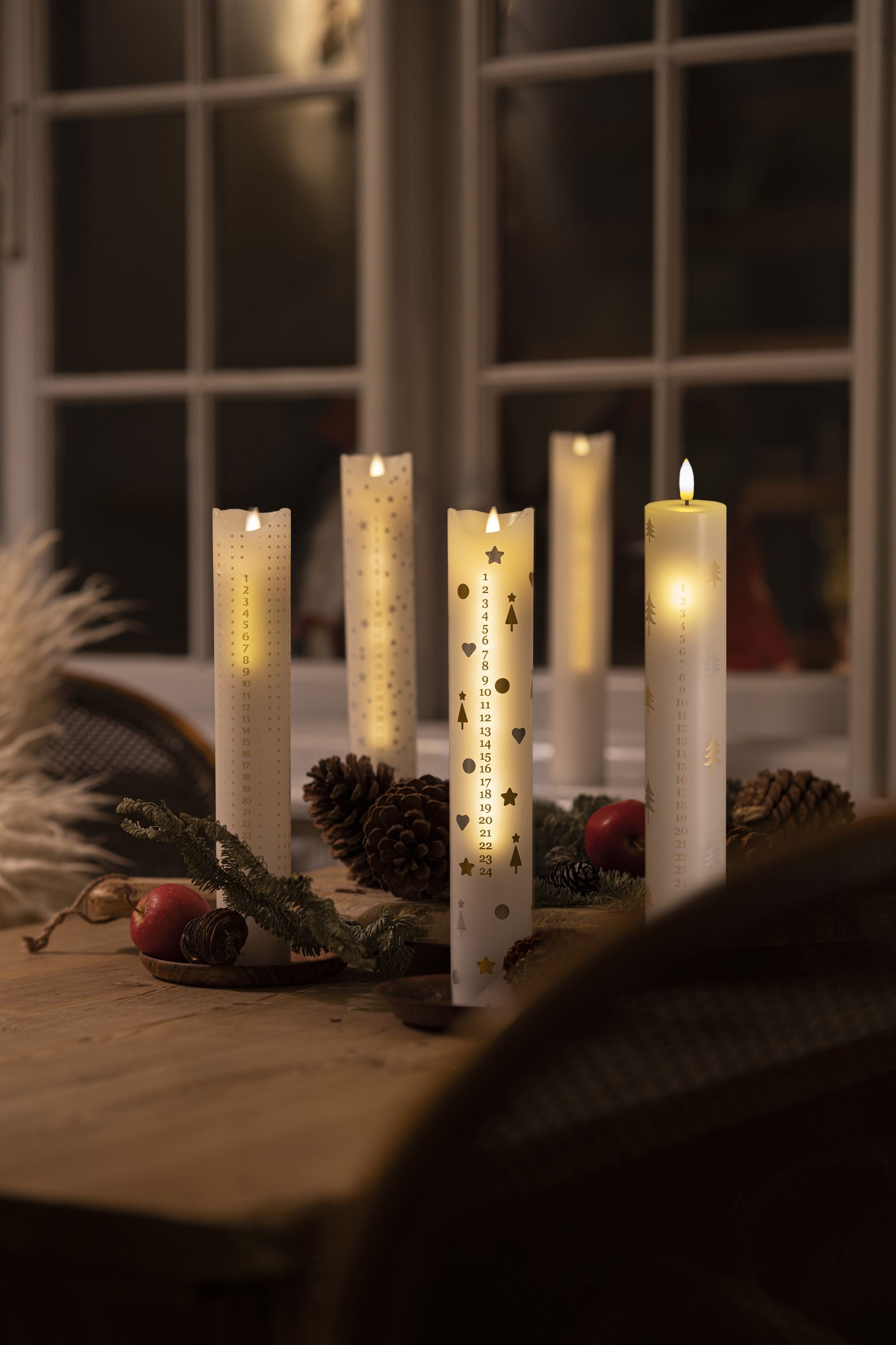 Sirius Sille Kalender Candle Ø5X H29,8 cm, hvid/guld/sølv