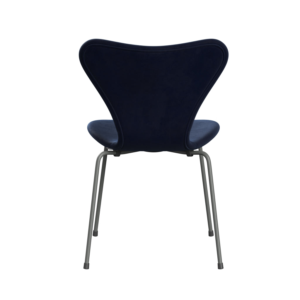 Fritz Hansen 3107 Stuhl Vollbeziegele, Silbergrau/Belfast Velvet Mitternachtsblau