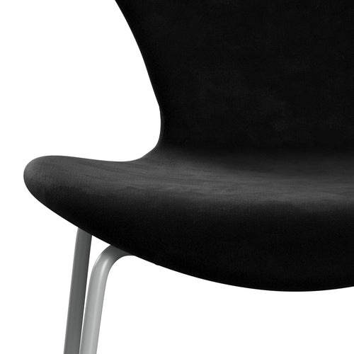 Fritz Hansen 3107 Stuhl Full Polstery, neun Grau/Belfast Velvet Night Schwarz