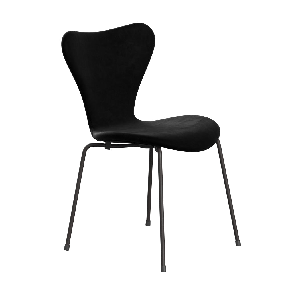 Fritz Hansen 3107 stoel Volledige bekleding, warme grafiet/Belfast Velvet Night Black