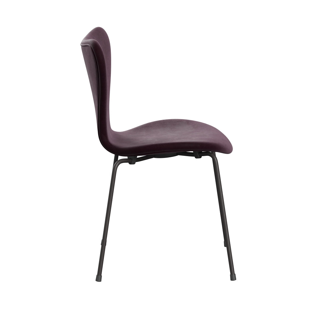 Fritz Hansen 3107 stoel Volledige bekleding, warme grafiet/Belfast Velvet Dark Plum