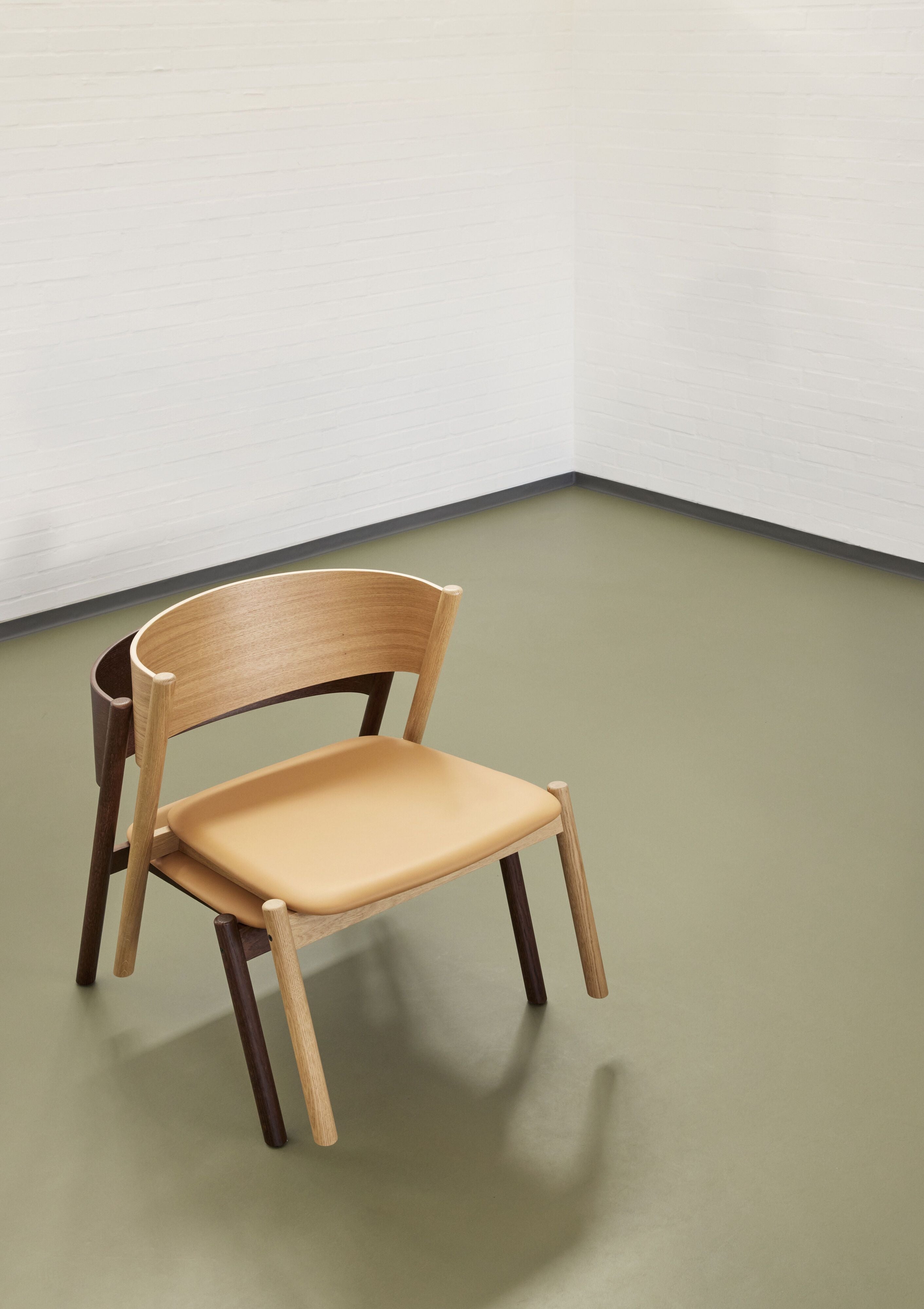 Hübsch斜休息室椅子座椅，深棕色