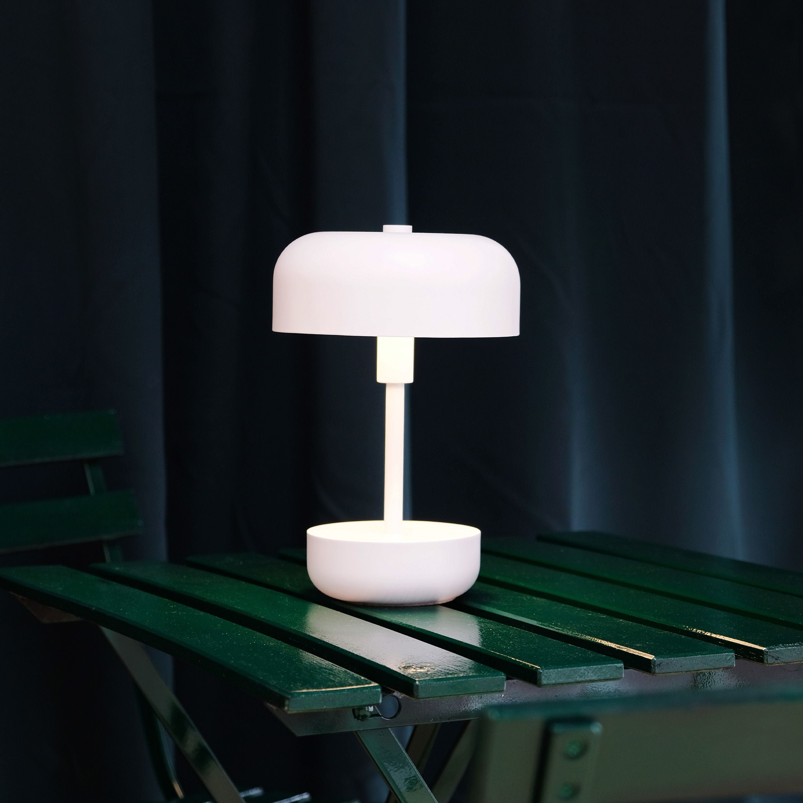 Lampada da tavolo ricaricabile di Dyberg Larsen Haipot, bianco