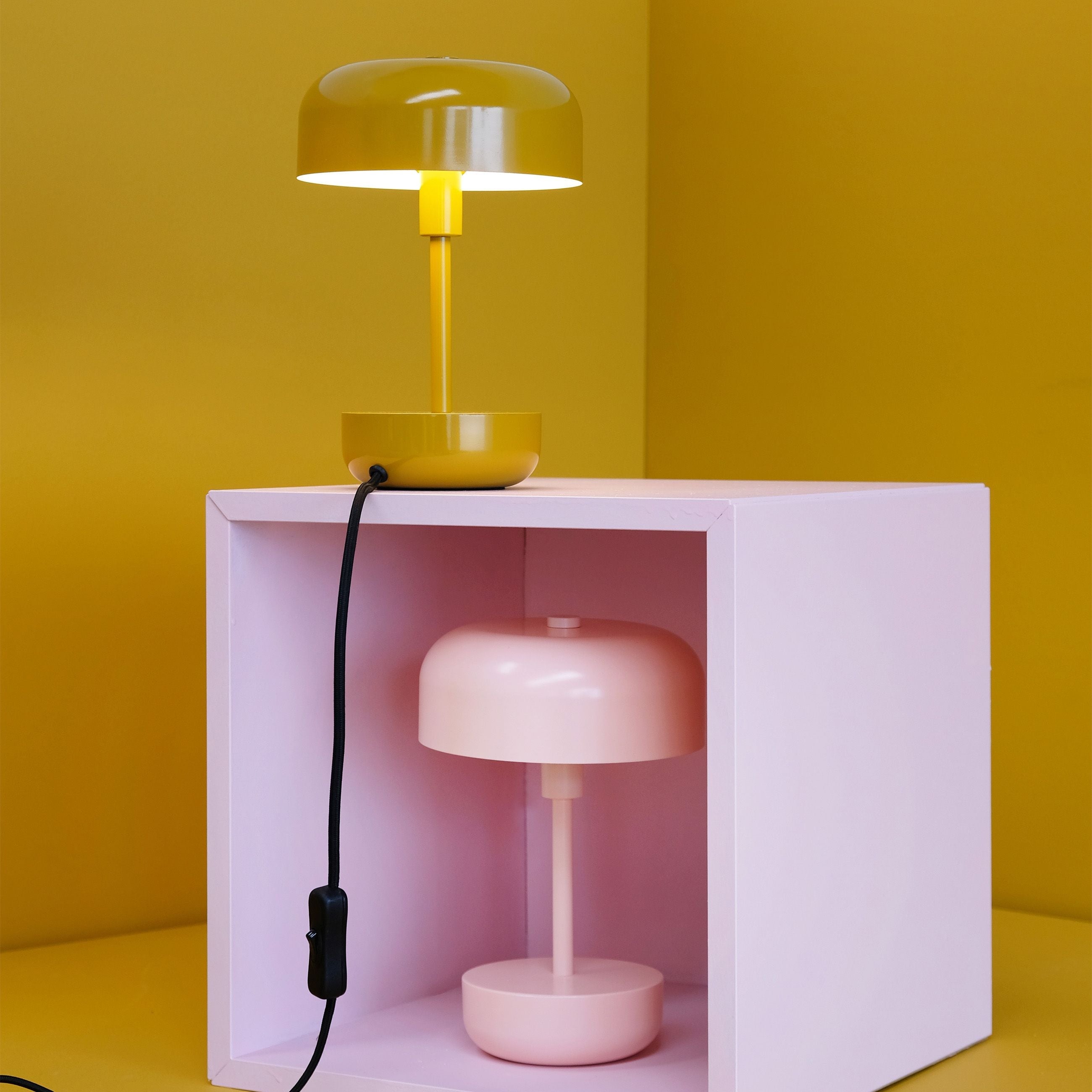 Dyberg Larsen Lampe de table rechargeable Haipot, rose