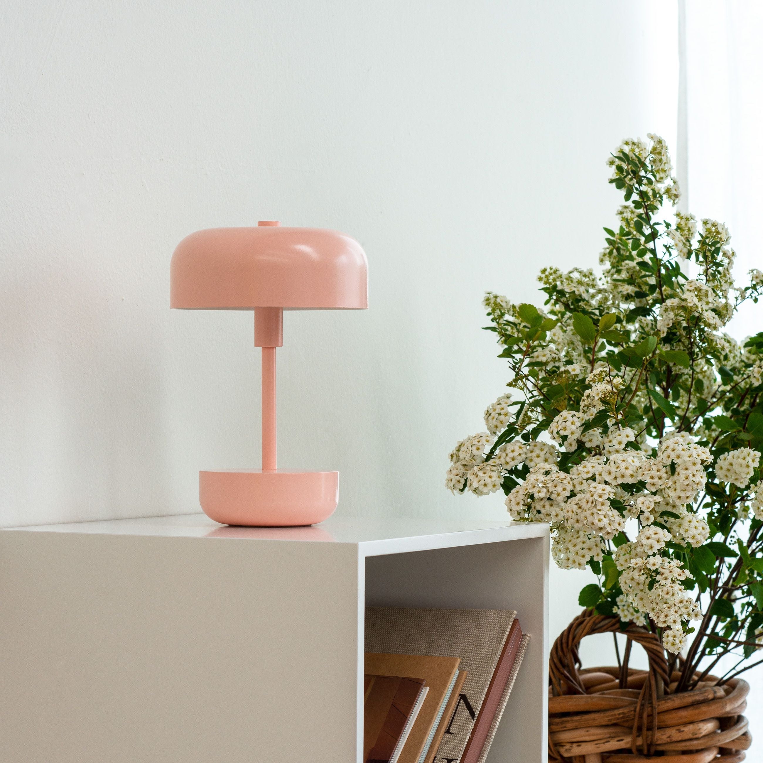Lámpara de mesa recargable de Dyberg Larsen Haipot, rosa