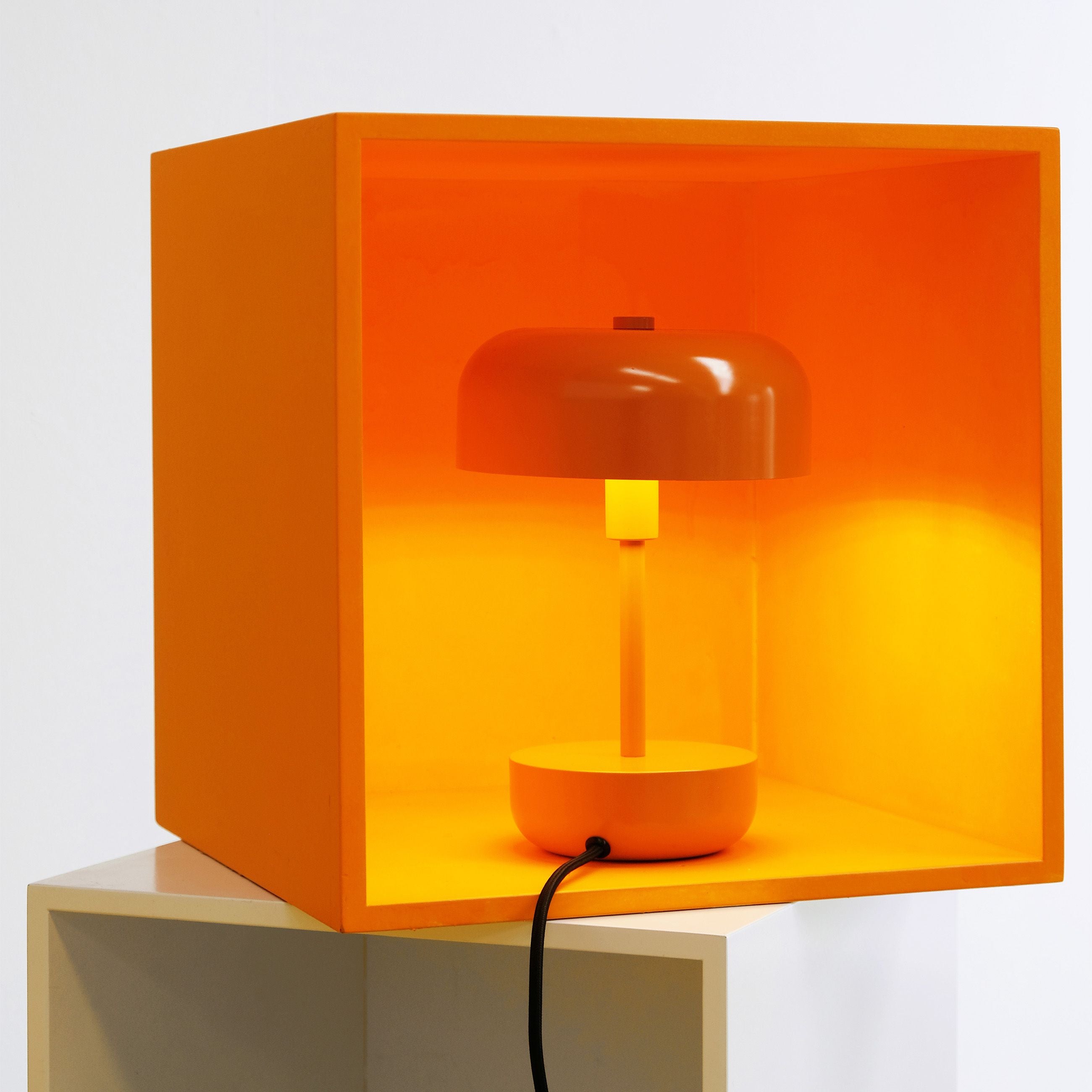 Lámpara de mesa Dyberg Larsen Haipot, naranja