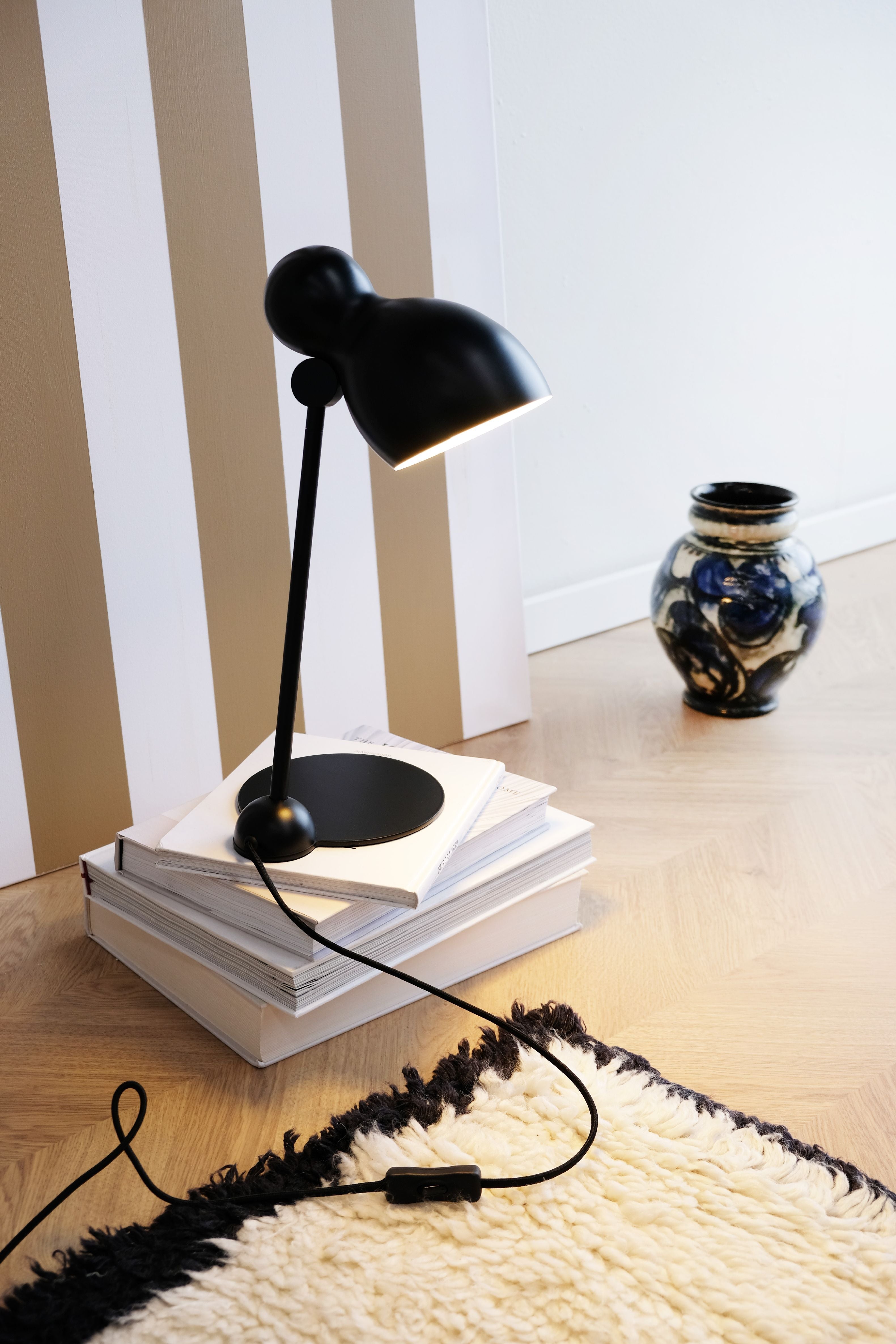 Dyberg Larsen Ludo -bordlampe, svart