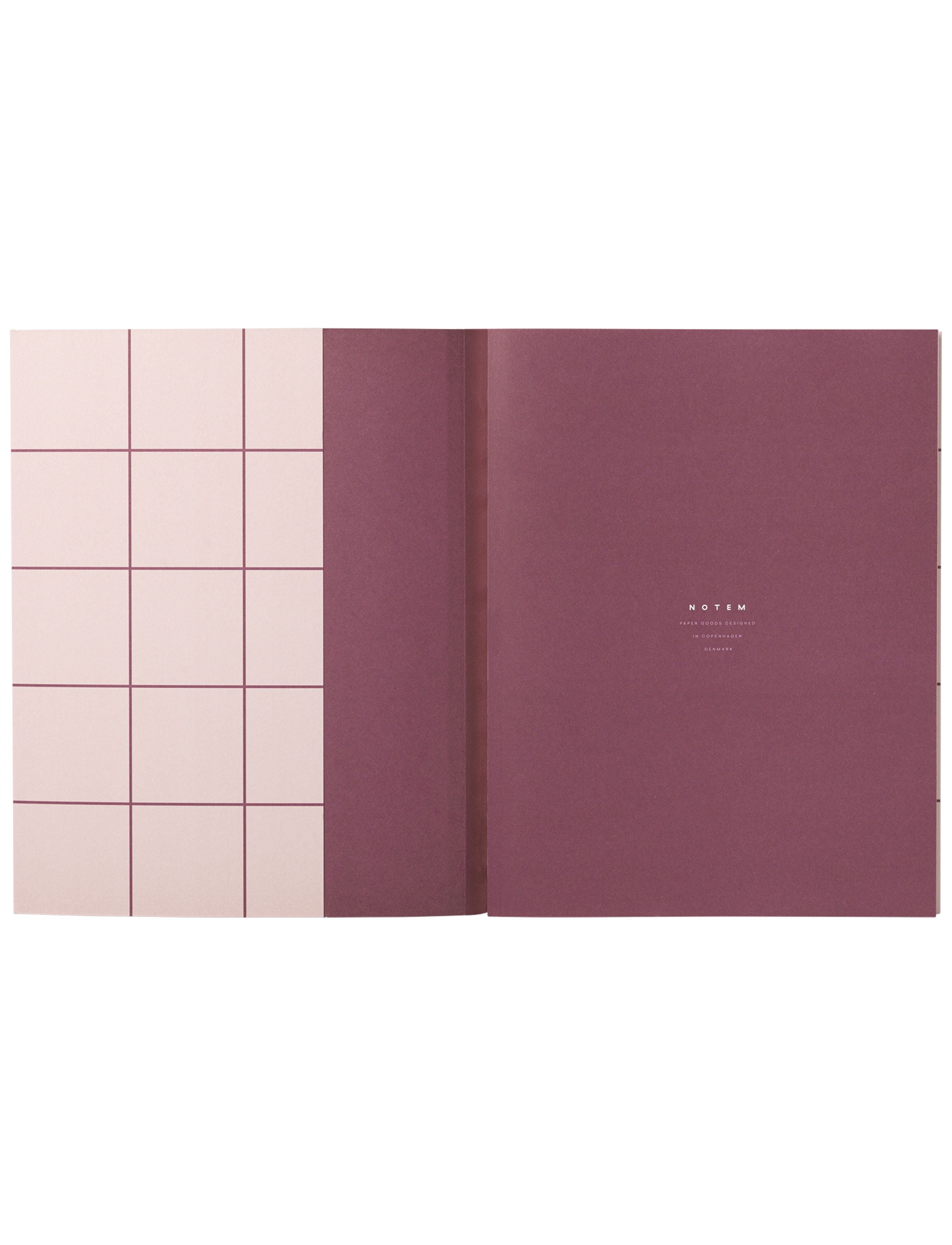 Let op Studio een groot, roze notebook