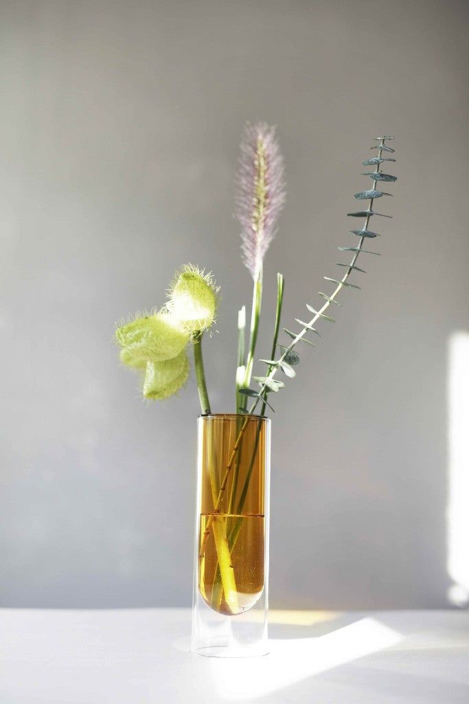 Studio sul vaso del tubo di fiori 20 cm, giallo