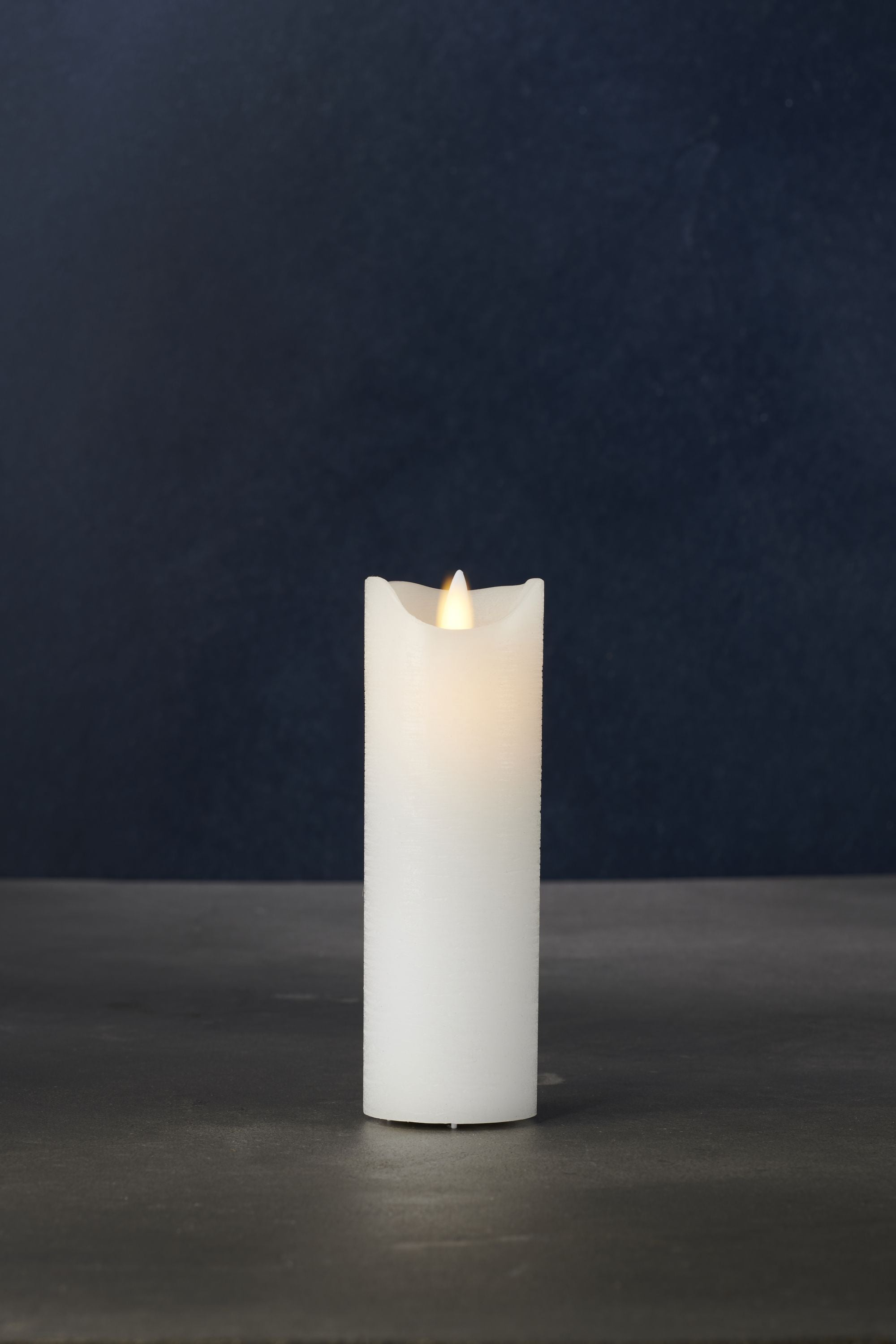 Sirius Sara Exclusive LED -kynttilä ø5x H15cm, valkoinen