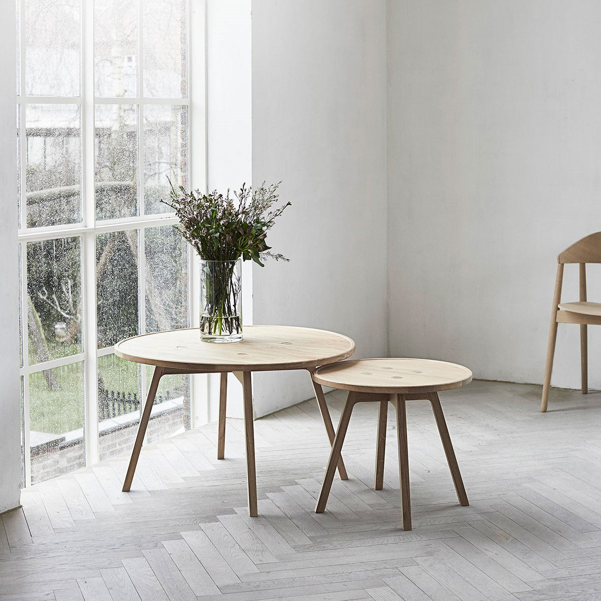 Andersen Furniture C2 Tavolino in quercia pigmentata bianca, Ø 80 cm