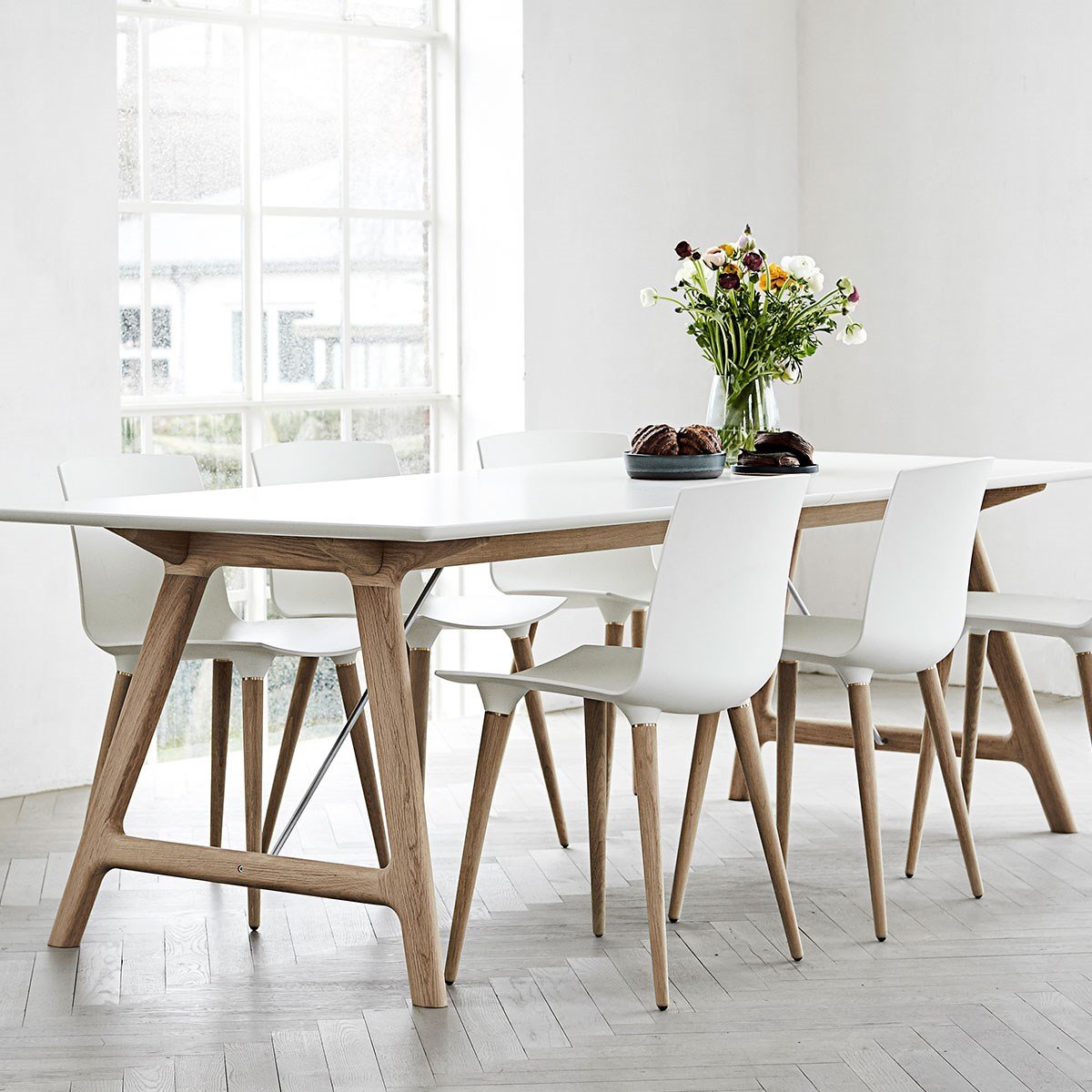 Andersen Furniture T7 Table extensible stratifié blanc, cadre noir, 220 cm