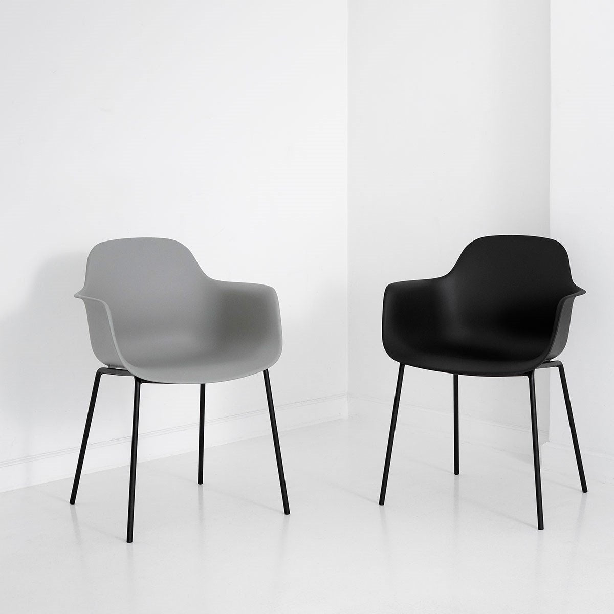 Andersern Furniture AC3 Stuhl schwarzer Rahmen, grauer Sitzplatz