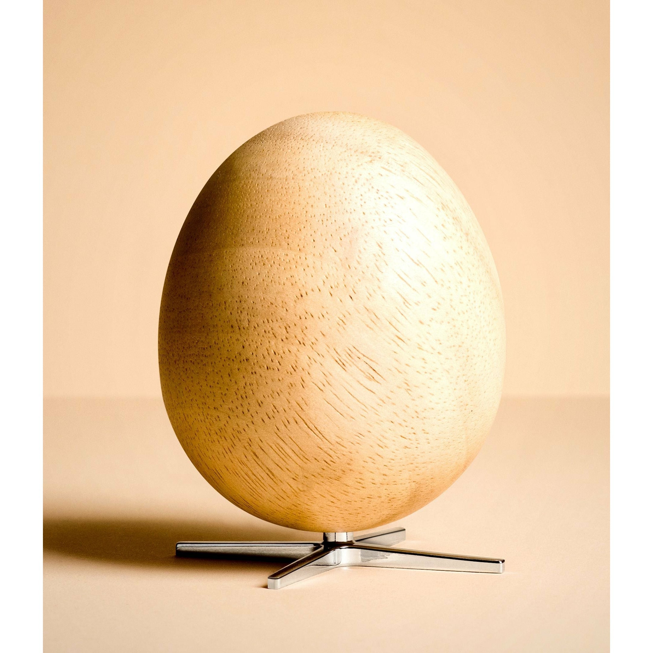 Prepare la figura de madera de huevo roble, pie de color plateado