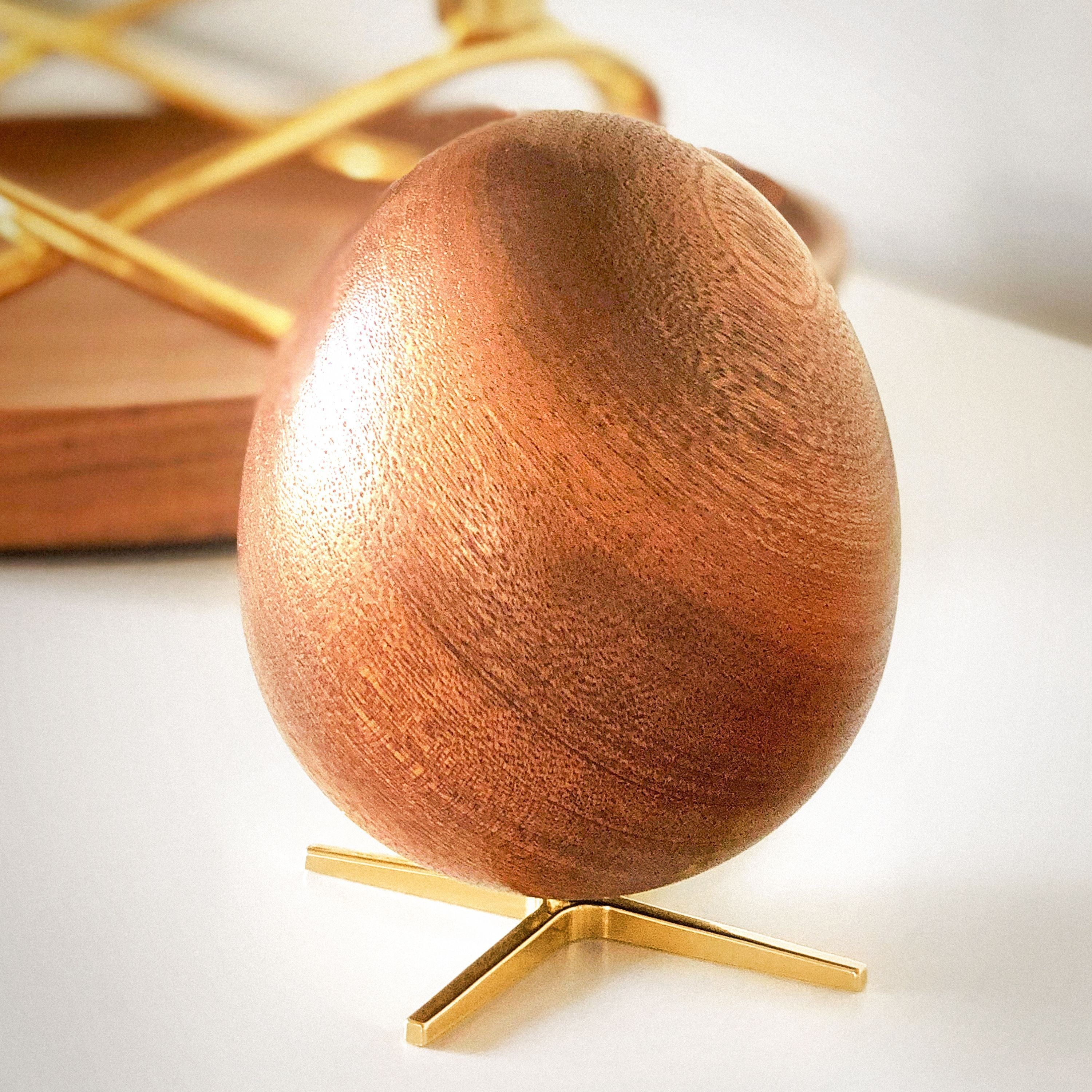 Prepare la figura de madera de huevo roble, pie de color plateado