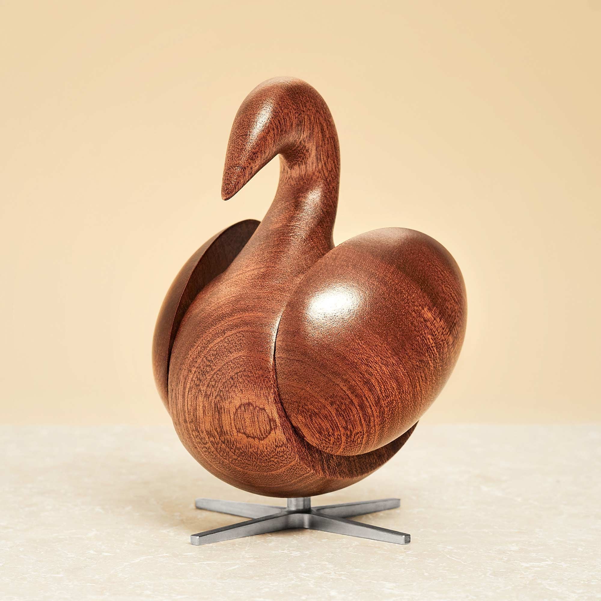 Creación de la figura de madera Swan caoba, base de acero