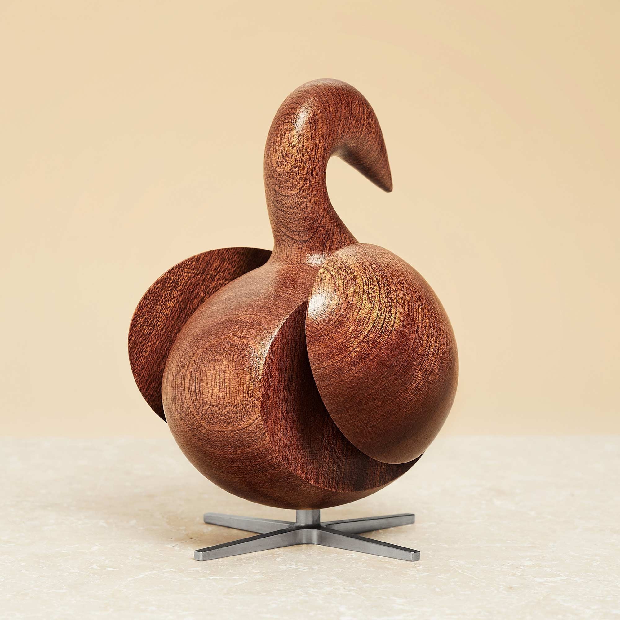 Creación de la figura de madera Swan caoba, base de acero