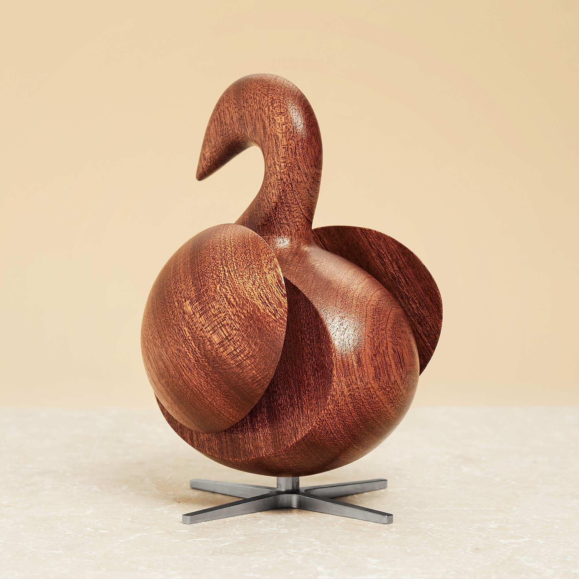 Creación de la figura de madera Swan caoba, base de acero