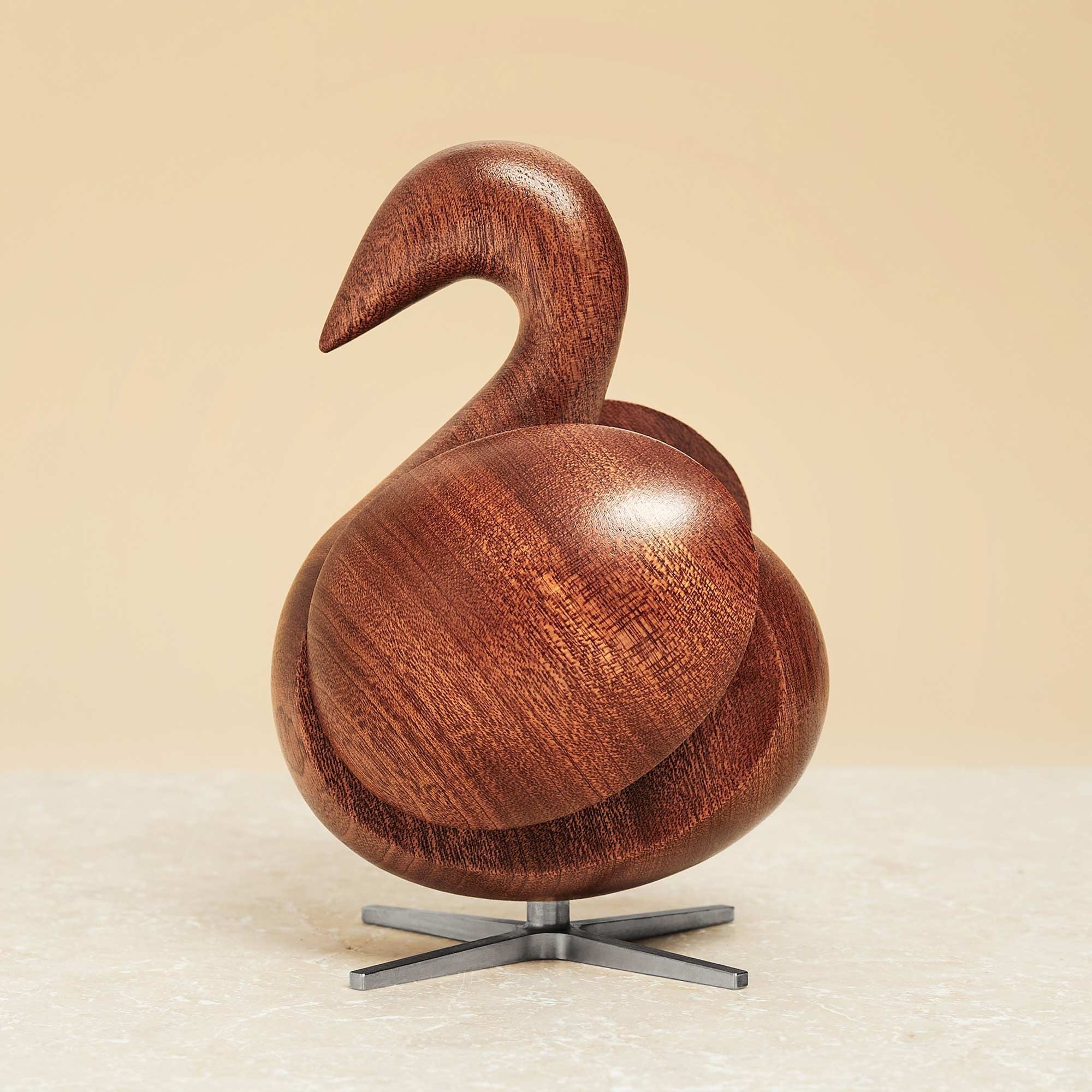 Creación de la figura de madera Swan caoba, base de acero