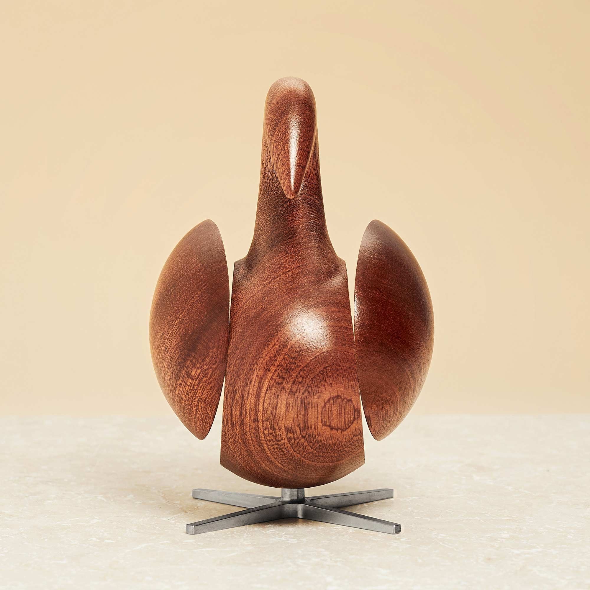 Creación de la figura de madera Swan caoba, base de acero