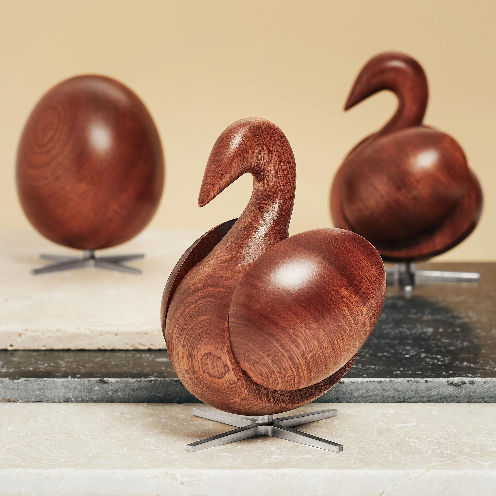 Creación de la figura de madera Swan caoba, base de acero