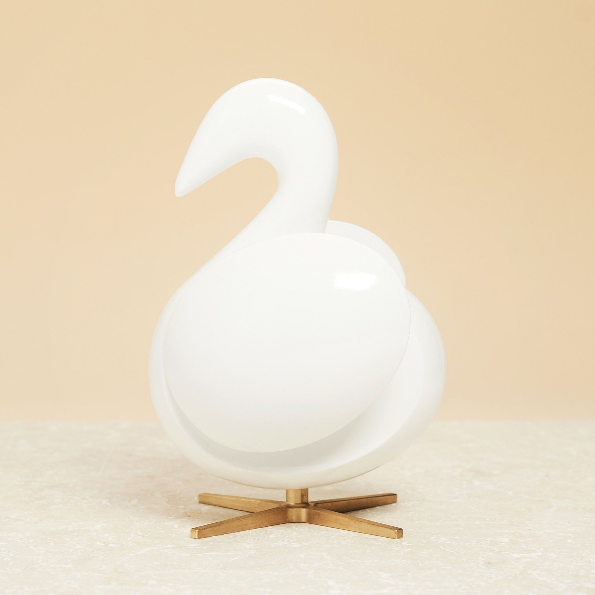 Brainchild De la figure en bois de cygne en acajou blanc, base en laiton