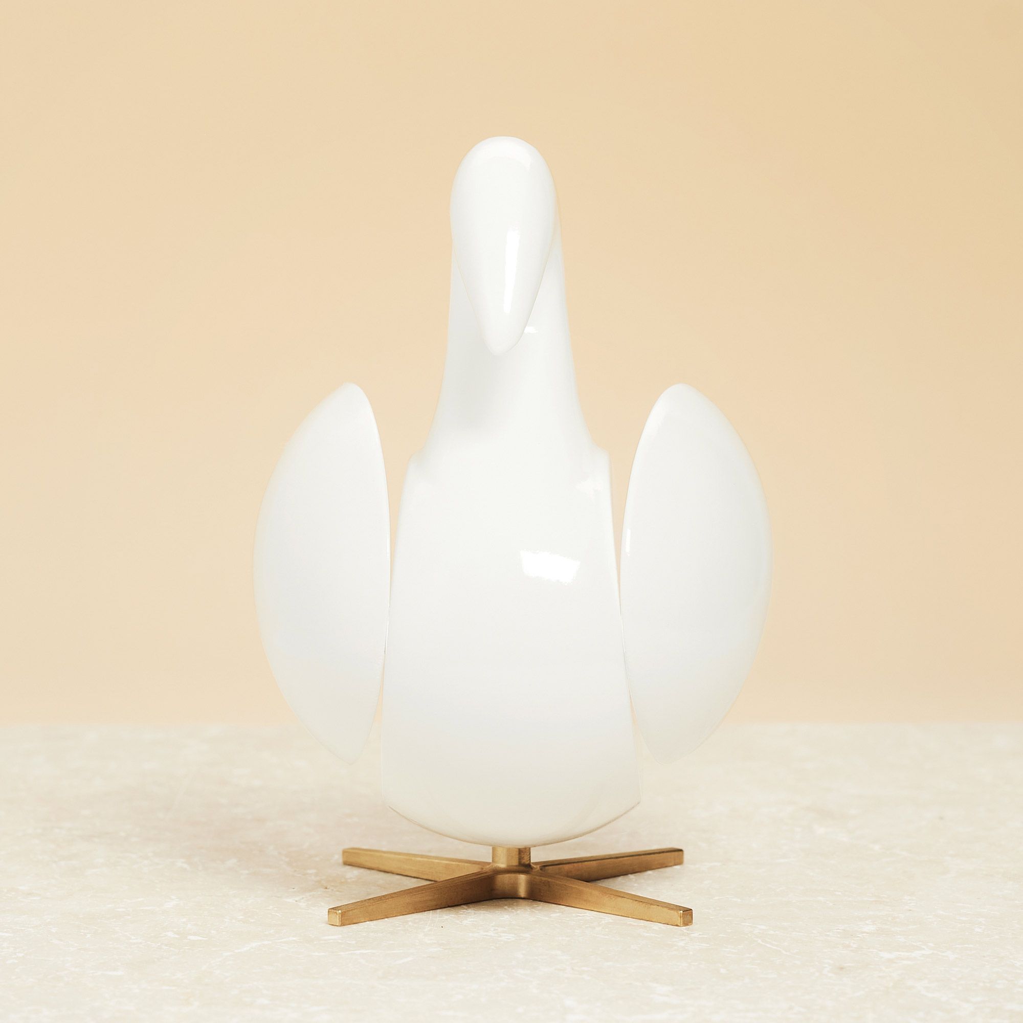 Brainchild De la figure en bois de cygne en acajou blanc, base en laiton