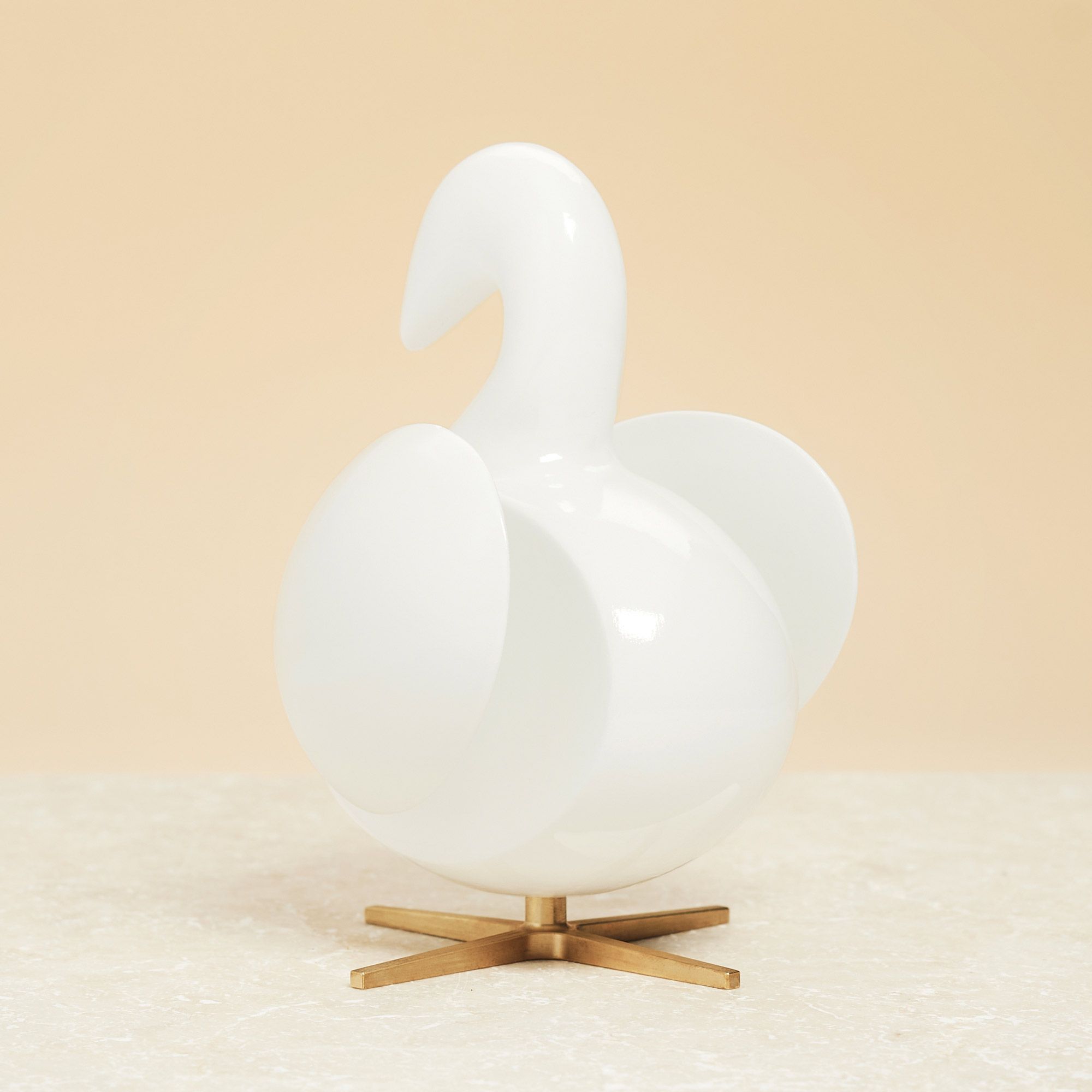 Brainchild De la figure en bois de cygne en acajou blanc, base en laiton