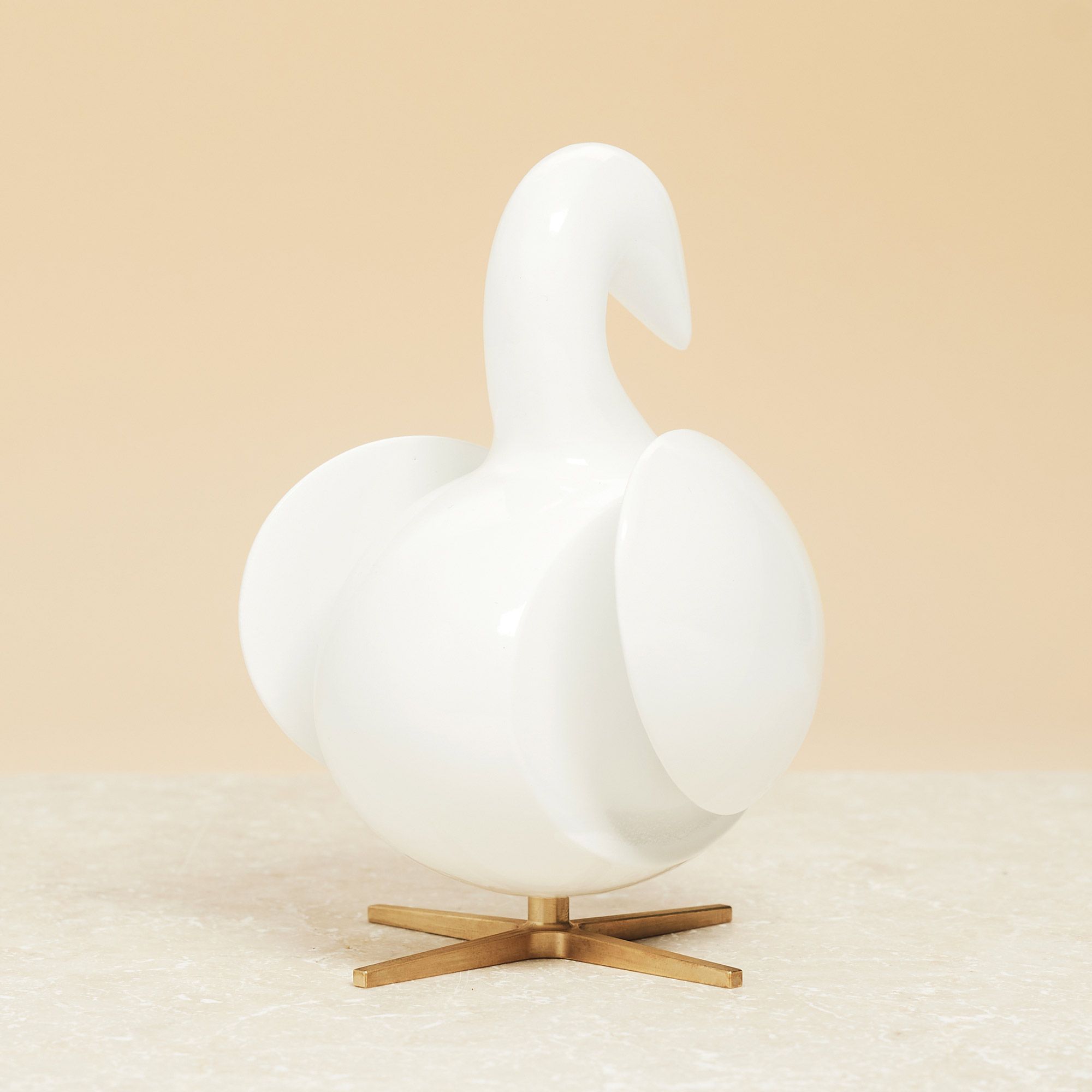 Brainchild De la figure en bois de cygne en acajou blanc, base en laiton