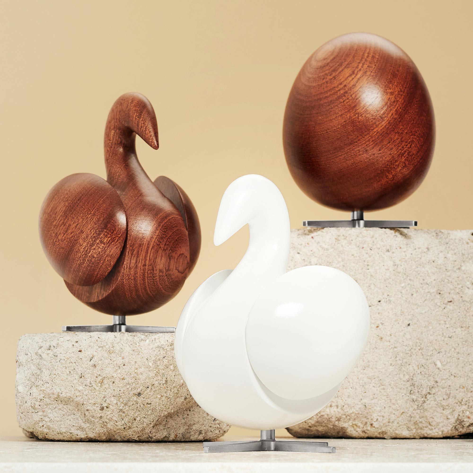 Creación de la figura de madera Swan White de caoba, base de acero