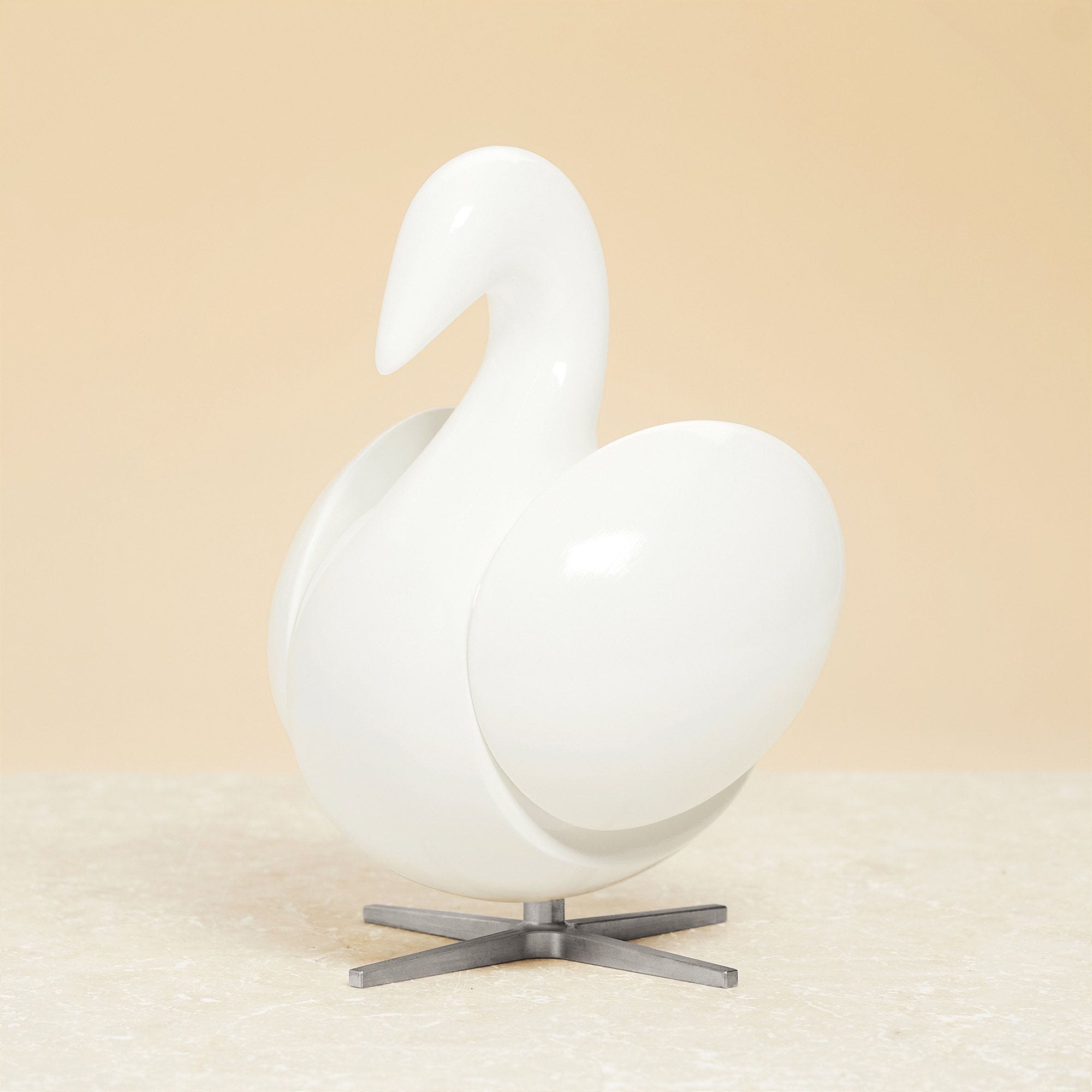 Creación de la figura de madera Swan White de caoba, base de acero