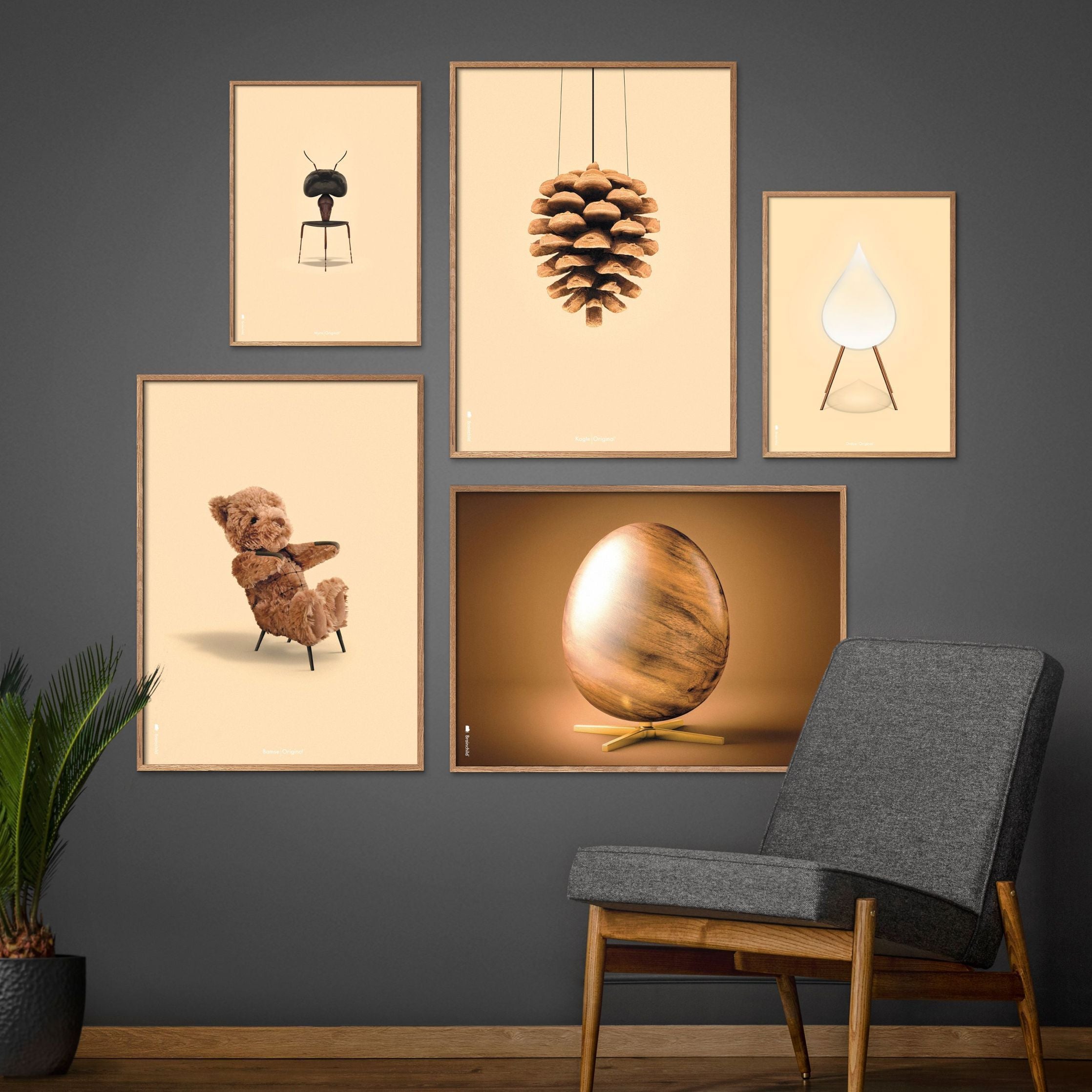 brainchild Pine Cone Classic Poster, Rahmen aus hellem Holz 30x40 cm, sandfarbener Hintergrund